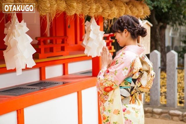 7 điều đầu tiên người Nhật Bản làm dịp Tết 3 Những đèn chùa Thần đạo và Phật giáo luôn đông đúc khách đi lễ đầu năm. Ảnh: Favy.