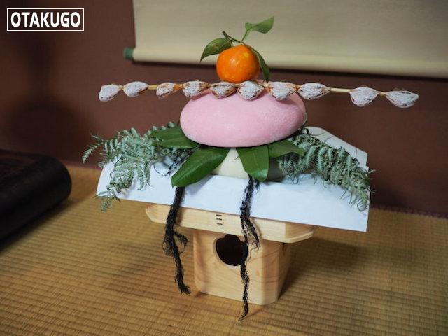 7 điều đầu tiên người Nhật Bản làm dịp Tết 2 Kagami mochi được đặt ở nhiều nơi khác nhau trong nhà vào ngày Tết, thường là bàn thờ Thần đạo, góc nhà, căn bếp... Ảnh: ishikawa19.