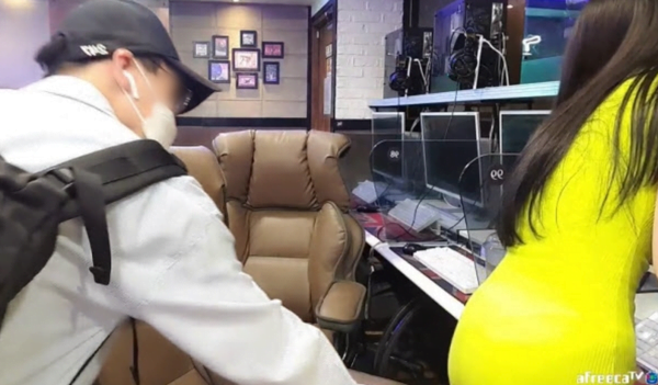 Đang loay hoay dọn dẹp, nữ streamer Hàn Quốc bất ngờ bị kẻ biến thái chụp lén dưới váy