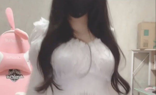 Lộ mặt lần đầu tiên sau 3 năm và nhảy múa ngay trên sóng nếu đạt 4 triệu fan, nữ streamer khiến cộng đồng sững sờ với nhan sắc thật