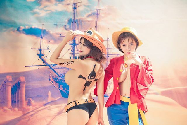 Hoảng hồn với màn Cosplay Luffy phiên bản “3 đầu tràn hình”