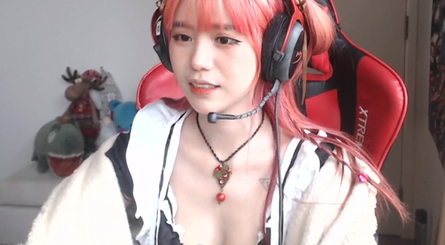 Nữ streamer Liên Quân bị người xem yêu cầu kéo áo lên ngay trong lần đầu mặc “hở”