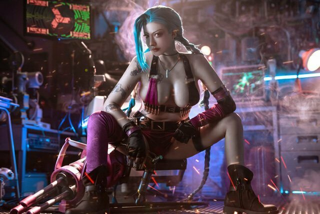 Cosplay Jinx, nữ coser bị chê vì vòng 1 quá lớn!