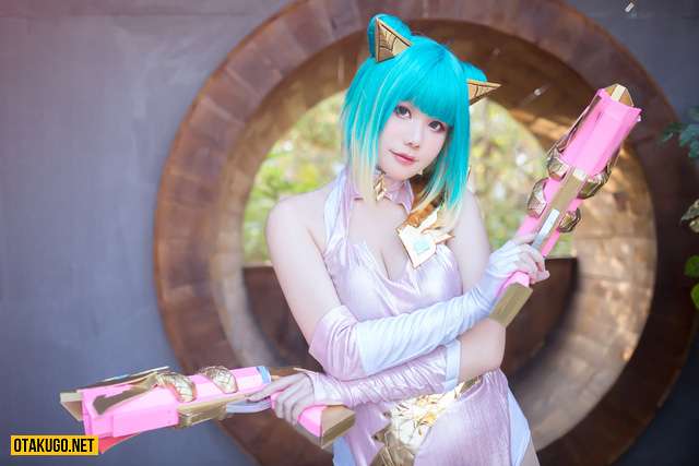 Cosplay Violet Pháo Hoa Neon khiến các fan nức lòng
