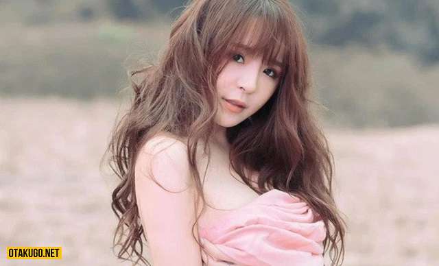 Nữ streamer gây sốc trước hình phạt bị chọc ngoáy, phải lắc ngực ngay trên sóng