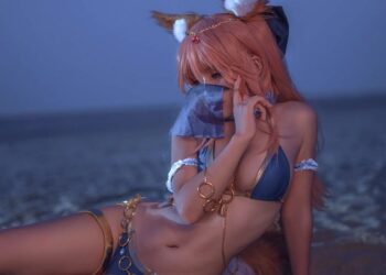 Cosplay Tamamo bên bờ biển khiến fan ngây ngất