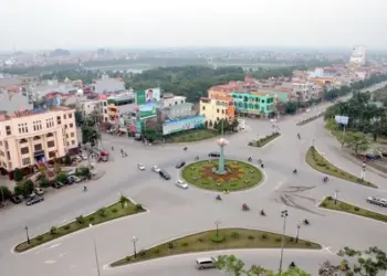 Bất động sản Khoái Châu: Tâm điểm thu hút đầu tư phía Bắc 1 Khoái Châu, Hưng Yên đang nổi lên là tâm điểm mới trên bản đồ bất động sản miền Bắc nhờ vị trí chiến lược, hạ tầng giao thông hiện đại cùng làn sóng đầu tư mạnh mẽ từ cả trong và ngoài nước. Với tiềm năng tăng giá vượt bậc, bất động sản Khoái Châu hứa hẹn mang đến cơ hội sinh lời hấp dẫn cho nhà đầu tư nhạy bén. Khoái Châu – vị trí chiến lược kết nối Hà Nội và tam giác kinh tế phía Bắc Khoái Châu nằm ở phía Nam tỉnh Hưng Yên, giáp ranh Hà Nội và các tỉnh Hải Dương, Bắc Ninh, Hải Phòng. Nhờ vị trí “cửa ngõ” Thủ đô, nơi đây sở hữu mạng lưới giao thông huyết mạch gồm quốc lộ 39A, cao tốc Hà Nội – Hải Phòng, quốc lộ 5 và đường Vành đai 4. Đặc biệt, khi đường Vành đai 4 hoàn thiện vào năm 2027, Khoái Châu sẽ rút ngắn đáng kể thời gian kết nối với trung tâm Hà Nội, sân bay Nội Bài và các khu công nghiệp lớn. Ngoài ra, hệ thống đường thủy qua sông Hồng và sông Luộc cũng góp phần đa dạng hóa vận tải hàng hóa, giúp Khoái Châu trở thành trung tâm giao thương sôi động của khu vực. Bất động sản Khoái Châu Hưng Yên: Tâm điểm thu hút đầu tư phía Bắc Sức bật hạ tầng – đòn bẩy gia tăng giá trị bất động sản Những năm gần đây, Khoái Châu chứng kiến sự thay đổi ngoạn mục về hạ tầng, từ giao thông đến điện, nước, viễn thông. Nhiều dự án trọng điểm được đẩy mạnh như mở rộng quốc lộ 39A, cải tạo đường liên huyện, cầu vượt sông Hồng, các khu dân cư, khu đô thị mới. Hạ tầng đồng bộ không chỉ giúp nâng cao chất lượng sống cho người dân mà còn là “thỏi nam châm” thu hút các nhà đầu tư bất động sản. Khi quỹ đất nội đô Hà Nội ngày càng khan hiếm, Khoái Châu trở thành lựa chọn thay thế lý tưởng nhờ giá đất còn mềm và tiềm năng tăng giá lớn. Làn sóng FDI tạo cú hích cho bất động sản Khoái Châu Khoái Châu đang đón làn sóng đầu tư FDI mạnh mẽ, đặc biệt là sau thông tin Tập đoàn Trump đầu tư dự án 1,5 tỷ USD tại địa phương. Dự án này bao gồm khu đô thị, nghỉ dưỡng, sân golf cao cấp, hứa hẹn kéo theo loạt nhà đầu tư thứ cấp, dịch vụ, thương mại đổ bộ về khu vực. Không chỉ có Trump, nhiều tập đoàn lớn từ Hàn Quốc, Nhật Bản, Singapore cũng đang tìm kiếm quỹ đất triển khai khu công nghiệp, trung tâm logistics tại Hưng Yên. Điều này mở ra nhu cầu rất lớn về nhà ở, dịch vụ lưu trú, giải trí, làm tăng sức hấp dẫn của các dự án bất động sản tại Khoái Châu. Nhiều phân khúc bất động sản sôi động Thị trường bất động sản Khoái Châu hiện có đủ các phân khúc từ đất nền, nhà phố, shophouse đến biệt thự, chung cư cao tầng. Trong đó, đất nền tại các khu vực Đông Tảo, Dân Tiến, Ông Đình… đang “nóng” lên từng ngày nhờ nhu cầu mua ở thực và đầu tư lướt sóng. Phân khúc shophouse cũng được săn đón mạnh nhờ khả năng khai thác thương mại cao, nhất là quanh các khu công nghiệp và dự án lớn. Trong khi đó, các dự án nhà ở xã hội, chung cư tầm trung hướng tới công nhân, chuyên gia nước ngoài cũng hứa hẹn bùng nổ trong 2–3 năm tới. Tiềm năng tăng giá bất động sản Khoái Châu Theo các chuyên gia, giá đất tại Khoái Châu đã tăng khoảng 20–30% trong vòng 3 năm qua và còn nhiều dư địa tăng trưởng. Đặc biệt, khi dự án của Tập đoàn Trump đi vào hoạt động và hạ tầng giao thông hoàn thiện, giá đất khu vực này có thể tăng gấp đôi so với hiện tại. Ngoài ra, sự phát triển mạnh mẽ của công nghiệp, thương mại và du lịch sẽ kéo theo dòng người đổ về sinh sống, làm việc, đẩy nhu cầu nhà ở và dịch vụ tăng cao. Nhà đầu tư tham gia sớm sẽ có cơ hội hưởng trọn “làn sóng” tăng giá trong tương lai gần. Chính sách cởi mở, pháp lý minh bạch Tỉnh Hưng Yên nói chung và Khoái Châu nói riêng đang đẩy mạnh cải cách thủ tục hành chính, tạo điều kiện thuận lợi thu hút đầu tư. Các dự án bất động sản hiện nay đều được yêu cầu đảm bảo pháp lý minh bạch, sổ đỏ từng lô, giúp nhà đầu tư an tâm “xuống tiền”. Ngoài ra, chính quyền địa phương còn khuyến khích phát triển đô thị xanh, đô thị thông minh, nâng cao chất lượng hạ tầng xã hội, góp phần gia tăng giá trị bất động sản dài hạn. Dự án nổi bật: Phố Hiến City Khoái Châu Khoái Châu – “ngôi sao mới” trên bản đồ đầu tư phía Bắc Với vị trí chiến lược, hạ tầng đồng bộ, cú hích từ dòng vốn FDI và sự bùng nổ của thị trường bất động sản, Khoái Châu đang khẳng định vị thế là “tâm điểm thu hút đầu tư” mới của miền Bắc. Đây là thời điểm vàng để các nhà đầu tư nhạy bén nắm bắt cơ hội, sở hữu những sản phẩm tiềm năng, gia tăng giá trị tài sản trong dài hạn. Nếu bạn đang tìm kiếm một thị trường mới mẻ nhưng đầy triển vọng, bất động sản Khoái Châu chắc chắn là cái tên không thể bỏ qua.